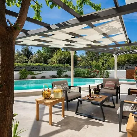 In With Swimming Pool فيلة زادار