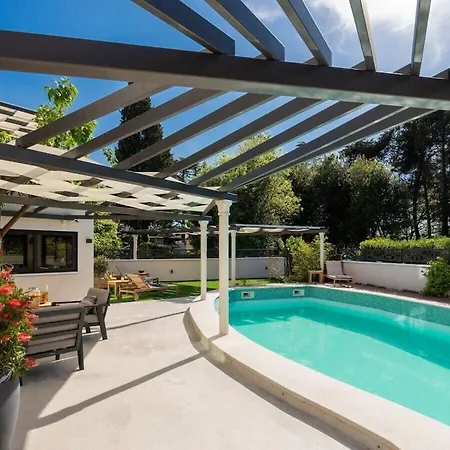 فيلة In With Swimming Pool زادار