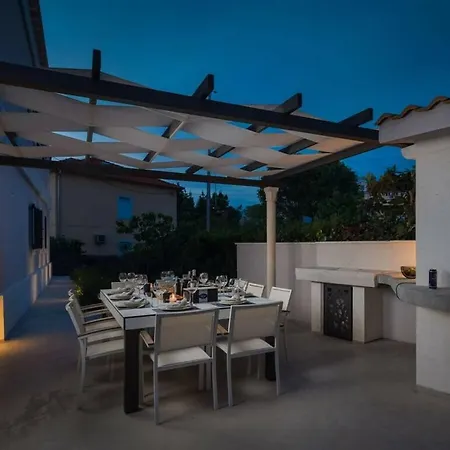 In With Swimming Pool فيلة زادار